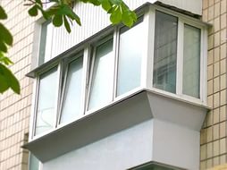 Остекление балконов или лоджии с выносом: популярное конструктивное решение